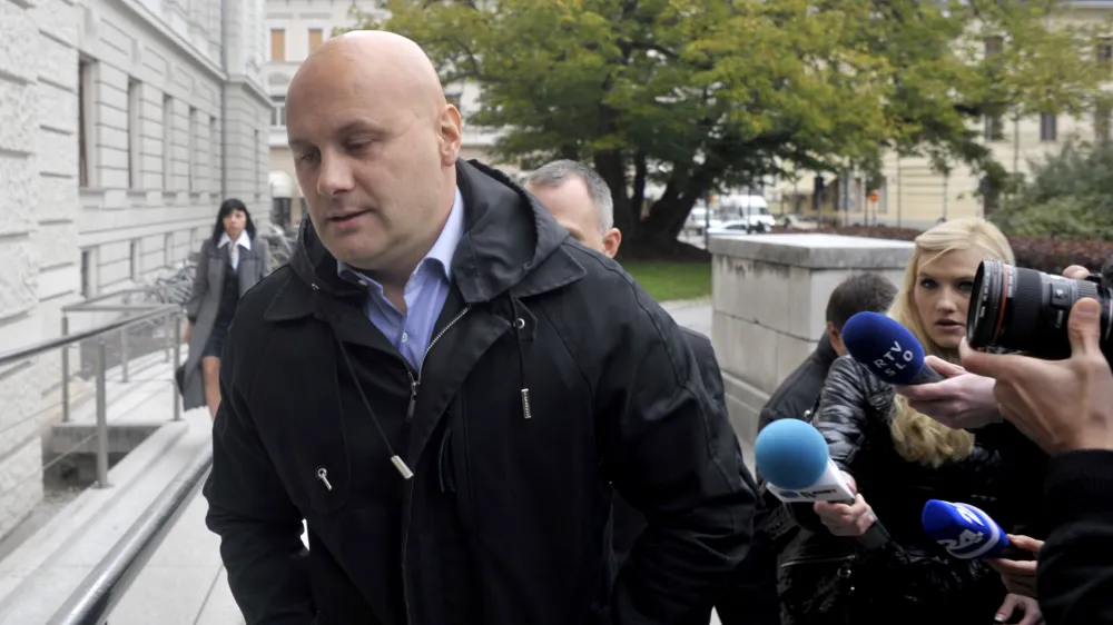 domnevni vodja slovenskega dela narkokartela Dragan Tošič,- sodišče - sojenje v zadevi Balkanski bojevnik - tihotapili več ton kokaina iz Južne Amerike v Evropo- nadaljevanje sodne obravnave proti Draganu Tošiču, domnevnemu vodji slovenskega dela narkokartela t.i. kokainskega kralja Darka Šarića ter še 15 soobdolženim - Draganu Beljkašu in njegovi sestri Zdenki Kondič, Boštjanu Kopčiču, Robertu Šabiču, bratoma Mirzetu in Miralemu Luceviču, zakoncema Jakobu in Suzani Remškar, Petru Khermayerju, Anesu Selmanu, Dejanu Zupanu, Markotu Bubliču, Đemajli Mandjuka, Valterju Abramoviču, Tadeji Poljak in Sandri Udrih//FOTO: Tomaž Zajelšnik