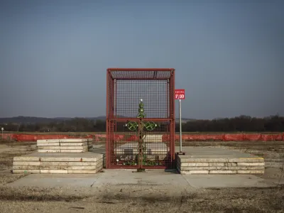 Na podlagi mehanizma ISDS v energetski listini je britanska korporacija Ascent Resources sprožila tožbo proti Sloveniji, ko je slednja prepovedala sporni fracking v Petišovcih (na fotografiji).