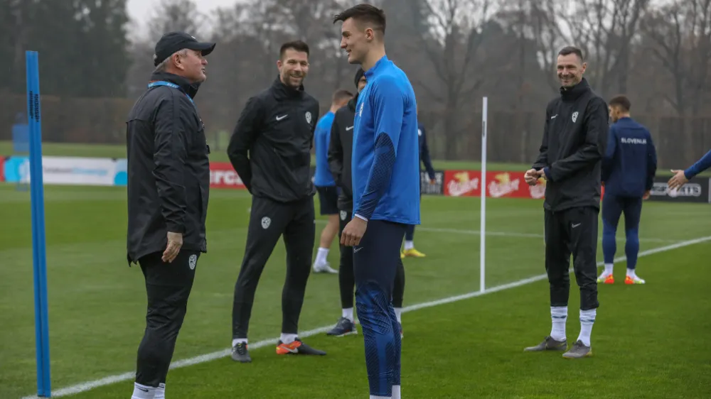 selektor nogometne reprezentance Matjaž Kekin Benjamin &Scaron;e&scaron;ko- 14.11.2022 &ndash; nogometna reprezentanca - uvodni trening - priprave na prijateljski tekmi z Romunijo in Črno goro //FOTO: Luka Cjuha