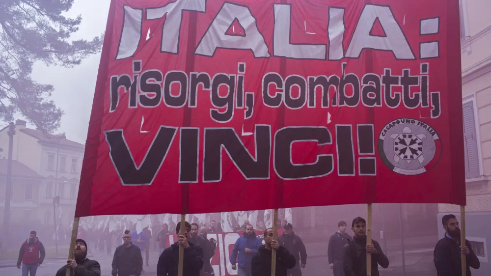 ﻿- povorka neofašistov po goriških ulicah - Italijanska neofašistična skupina CasaPound, simbolična fotografija - transparent Italia  - 23.05.2015 Gorica - Fašistični in antifašistični shod ob 100. obletnici vstopa Italije v 1. svetovno vojno pod geslom "Nekateri Italijani se ne predajo!", da bi slavili vojno ter smrti milijonov izkoristili za lastno promocijo - italijansko fašistično gibanje Casa Pound izvedlo shod v Gorici in drugi protifašistični antimilitaristični shod kot odgovor na shod fašističnega gibanja v organizaciji deželnega protifašističnega laboratorija kot miroljubno protimanifestacijo - zborovanje - prtestni shod - nacionalne demonstracije - manifestacija //FOTO: Jaka Gasar
