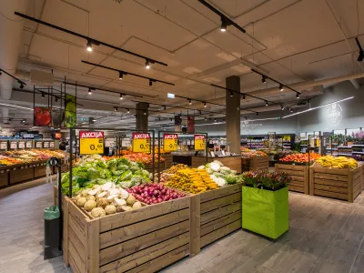 Podobno kot Mercator je bila tudi skupina Tuš prisiljena prodati številne trgovske centre in jih od kupcev nato najeti.