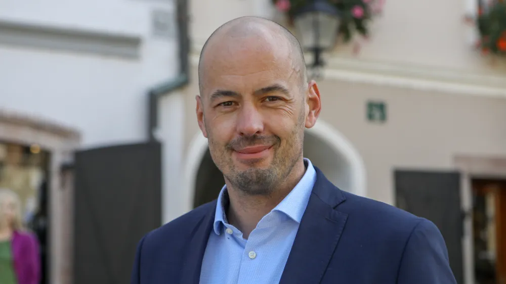 Tine Radinja, župan Občine Škofja Loka: Občina že zdaj subvencionira avtobusne prevoze, prav tako intenzivno sodelujemo pri načrtovanju nadgradnje dvotirne glavne železniške proge Ljubljana–Kranj–Jesenice.