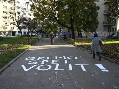  - simbolična fotografija - <br><br>- 08.11.2022 – Predsedniške in lokalne volitve 2022 - napis na cesti Gremo spet volit.<br> <br><br>//FOTO: Nik Erik Neubauer