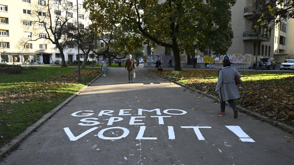  - simbolična fotografija - <br><br>- 08.11.2022 – Predsedniške in lokalne volitve 2022 - napis na cesti Gremo spet volit.<br> <br><br>//FOTO: Nik Erik Neubauer