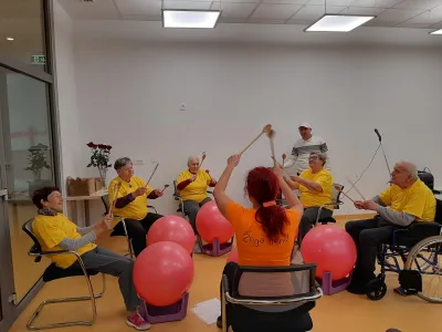 Odprtje novih prostorov so z nastopi pospremili stanovalci Doma upokojencev Kranj in uporabniki dnevnega varstva. Na fotografiji je zabavna zasedba Žoga banda.