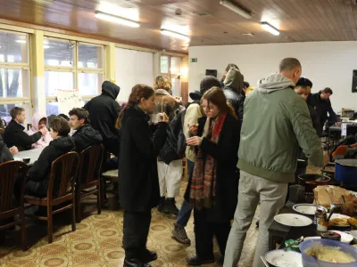 - 17.11.2022 - Participativna Ljubljanska Avtonomna Cona – PLAC, Linharotva cesta 43 - »zajtrk z DUTB«, - člani avtonomne cone pričakali delegacijo Družbe za upravljanje terjatev bank (DUTB), ki je želela vstopiti v PLAC in izvesti tehnični pregled brez dogovora //FOTO: Bojan Velikonja