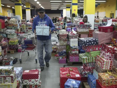 ﻿- 12.12.2015 - Udarniška akcija v Božičkovi tovarni - dobrodelna akcija Božiček za en dan - darila za otroke iz socialno ogroženih družin, ki so se znašli na seznamu akcije in katerim so se dobri ljudje po vsej državi odločili polepšati praznični čas ob koncu leta. - dobrodelnost -  ///FOTO: Luka Cjuha.