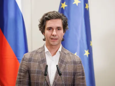 Brdo pri Kranju, kongresni center.<br>Srecanje poslank in poslancev strank vladne koalicije ter ministric in ministrov vlade.<br>Minister za delo, druzino, socialne zadeve in enake moznosti Luka Mesec.