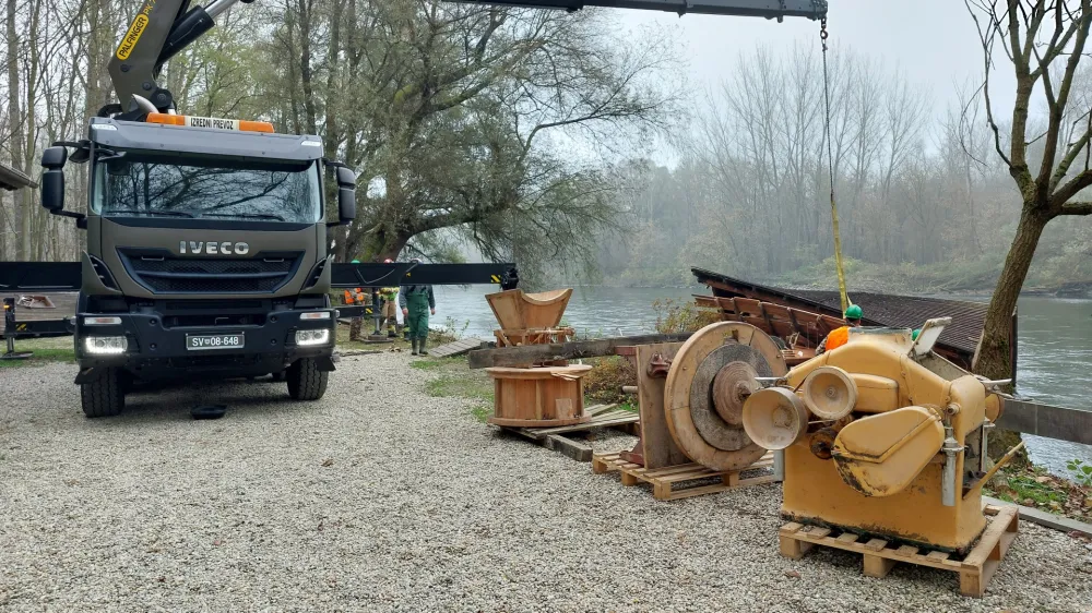 Izakovci, Otok ljubezni. <br>Odstranjevanje ostankov potopljenega mlina na Muri. <br>Foto: STA