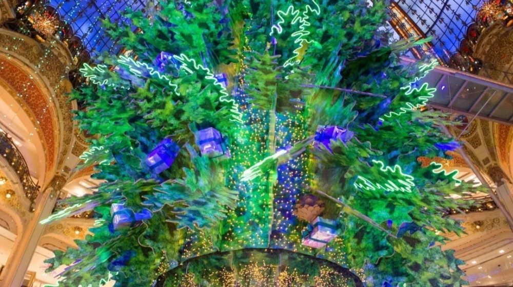 Obiskovalce galerije Lafayett že krasi božična dekoracija z nenavadnim drevosom, ki visi z vrha kupole. F IG/Lafayett 