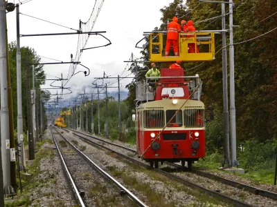 - SŽ - Slovenske železnice, proga - tiri - popravilo - železni&scaron;ki delavec - razvoj - posodobitev//FOTO: Tomaž Skale