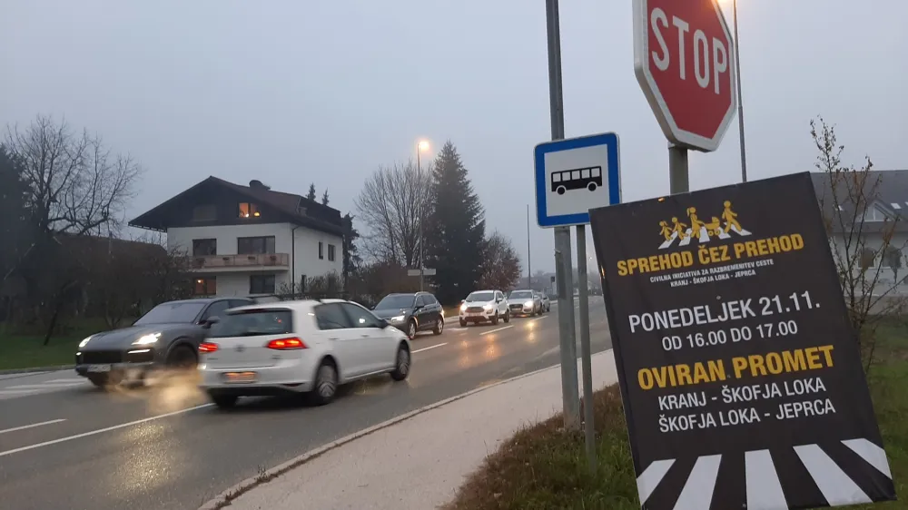 Zaradi shoda občanov je bil dobro uro oviran promet na cestah Kranj&ndash;&Scaron;kofja Loka in &Scaron;kofja Loka&ndash;Jeprca, kar je povzročilo nekaj slabe volje voznikov.