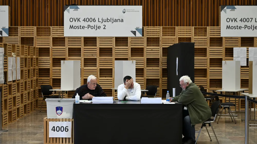 predčasno glasovanje na Gospodarskem razstavišču<br><br>- 22.11.2022 – Referendumi 2022 – glasovanje o treh zakonodajnih referendumih, in sicer o noveli Zakona o vladi, noveli Zakona o dolgotrajni oskrbi  in noveli Zakona o Radioteleviziji Slovenija <br> <br><br>//FOTO: Nik Erik Neubauer