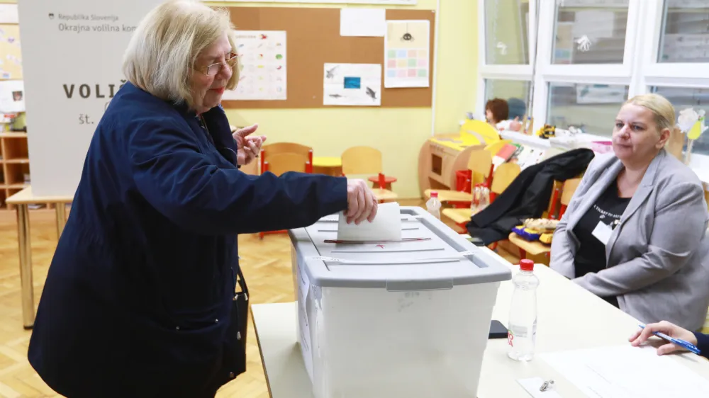 Maribor - volitve v Državni zbor 2022 - parlamentarne volitve - volišče osnovna šola Franc Rozman Stane - volilci - volilna skrinjica