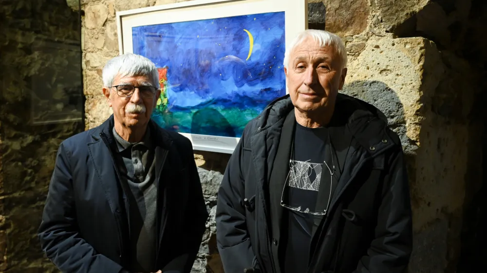 Ciril in Mi&scaron;o Ribičič, vnuka pisatelja Josipa Ribičiča, na razstavi ilustracij prenovljene izdaje knjige Koko&scaron;ji rod na Ljubljanskem gradu.