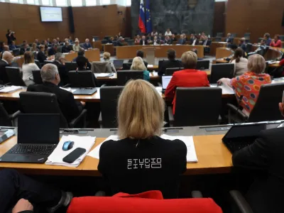 Studio City - napis na majici poslanke <br><br>- 26.09.2022 &ndash; Državni zbor - 2. redna seja DZ - poslanska vpra&scaron;anja predsedniku vlade Robertu Golobu in ministrski ekipi; <br><br>//FOTO: Tomaž Skale<br>