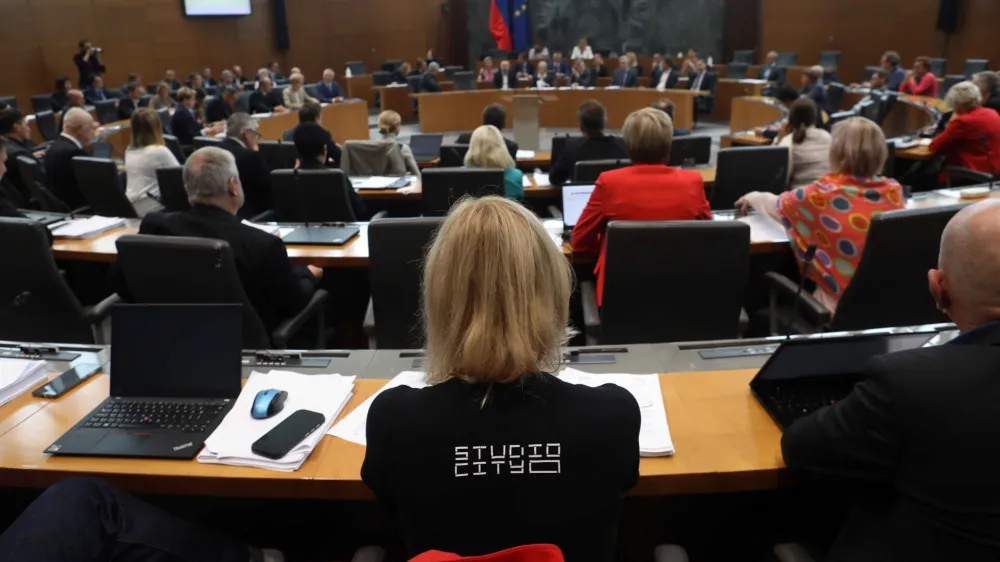 Studio City - napis na majici poslanke <br><br>- 26.09.2022 &ndash; Državni zbor - 2. redna seja DZ - poslanska vpra&scaron;anja predsedniku vlade Robertu Golobu in ministrski ekipi; <br><br>//FOTO: Tomaž Skale<br>