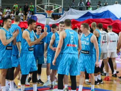 Slovenska košarkarska reprezentanca si je izborila nastop na svetovnem prvenstvu, ki bo prihodnje leto. Ostaja pa neznanka, kolikšen del Slovencev si bo pred TV-zasloni lahko to prvenstvo ogledal.