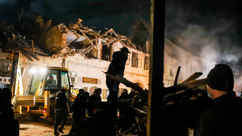 ﻿Petrinja, Trg Ftanja Tuđmana - 29.12.2020 – Hrvaška - rušilni potres z magnitudo 6,3 na območju Petrinje jugovzhodno od Zagreba, ki je zahteval sedem smrtnih žrtev, med njimi tudi 12-letno deklico – //FOTO: Bojan Velikonja