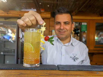 Tomaž Fartek, lastnik lokala Pr' Fartku in profesionalni barman - 3-kratni državni prvak v mešanju koktajlov in vice prvak sveta v mešanju in pripravi koktajlov leta 2018 - 24.11.2022 - Koktajl bar Pr' Fartku, mešanje pijač - gostinski lokal na Gobavici nad Mengšem, Ogrinovo 4, Mengeš //FOTO: Luka Cjuha