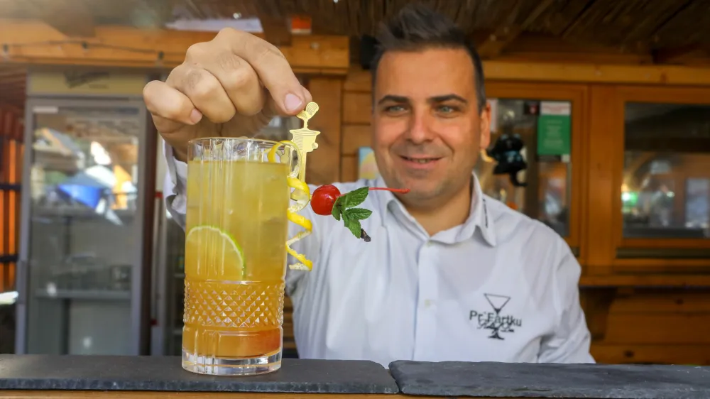Tomaž Fartek, lastnik lokala Pr' Fartku in profesionalni barman - 3-kratni državni prvak v mešanju koktajlov in vice prvak sveta v mešanju in pripravi koktajlov leta 2018 - 24.11.2022 - Koktajl bar Pr' Fartku, mešanje pijač - gostinski lokal na Gobavici nad Mengšem, Ogrinovo 4, Mengeš //FOTO: Luka Cjuha