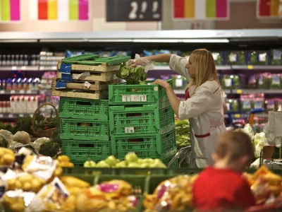 trgovka<br><br><br>- tematska fotografija - marže pri trgovcih - razlika med nabavno in prodajno ceno blaga v trgovini, Mercator - potrošniki - nakupovanje //FOTO: Jaka Adamič