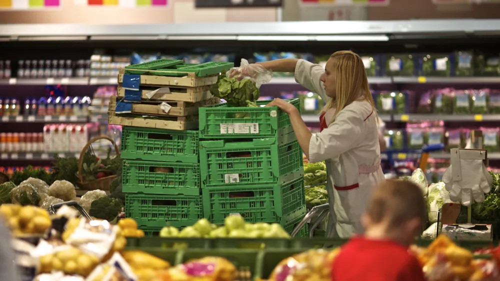 trgovka<br><br><br>- tematska fotografija - marže pri trgovcih - razlika med nabavno in prodajno ceno blaga v trgovini, Mercator - potrošniki - nakupovanje //FOTO: Jaka Adamič