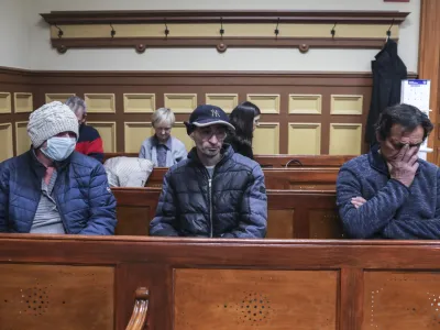 Tanja Čop, Sandi Mikulin, Branko Pavlovič (v prvi vrsti) in Erika Novak kazniva dejanja zanikajo. 