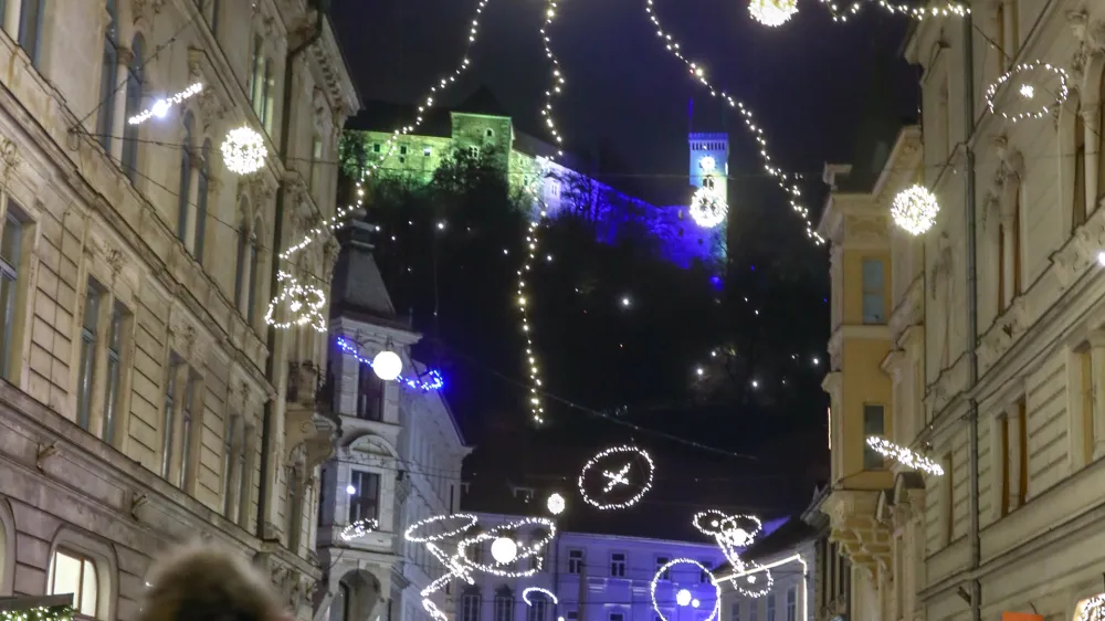 - 25.11.2022 – Veseli December v Ljubljani 2022 - prižig prazničnih luči v središču prestolnice - svetlobna okrasitev mesta - začetek prazničnega decembrskega sejma na ljubljanskih ulicah - novoletno okrašena Ljubljana - //FOTO: Luka Cjuha