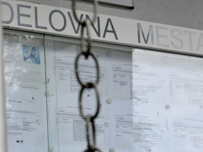 - ilustrativna fotografijabrezposelnost,kriza, pomanjkanje delovnih mest, evropska unija, EU, Evropa- Zavod RS za zaposlovanje, oglasna tabla - prosta delovna mesta, Parmova ulica 32 //FOTO: Tomaž Zajelšnik