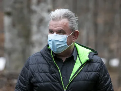 Na okoljskem ministrstvu pod vodstvom Andreja Vizjaka nikoli niso sklenili ustrezne pogodbe, ki bi formalizirala prenos denarja iz podnebnega sklada na tretje osebe, zato tudi ni pravne podlage za prenos denarja nanje, razkriva interna revizija.
&nbsp;