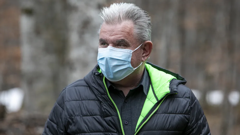 Na okoljskem ministrstvu pod vodstvom Andreja Vizjaka nikoli niso sklenili ustrezne pogodbe, ki bi formalizirala prenos denarja iz podnebnega sklada na tretje osebe, zato tudi ni pravne podlage za prenos denarja nanje, razkriva interna revizija.
&nbsp;