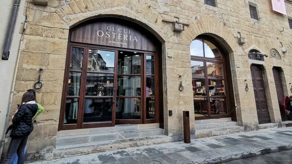 Osteria Gucci v Firencah, edini takšen lokal, ki ga je Gucci postavil v Evropi. Ostali so v Seulu, Tokiju in v Los Angelesu. 