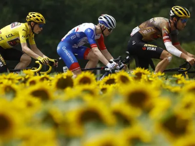 Cycling - Tour de France - Stage 19 - Castelnau-Magnoac to Cahors - France - July 22, 2022 Jumbo - Visma's Tiesj Benoot, Groupama - FDJ's Michael Storer and Jumbo - Visma's Jonas Vingegaard in action during stage 19 REUTERS/Christian Hartmann