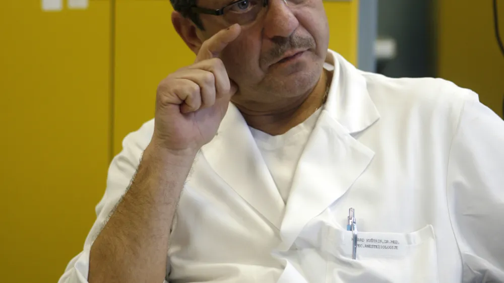 Konrad Ku&scaron;trin, dr.med., specialist anesteziologije, predstojnik Anesteziolo&scaron;ke službe v Splo&scaron;ni bolni&scaron;nici Dr.Franca Derganca v &Scaron;empetru pri Gorici, predsednik sindikata FIDES - Sindikat zdravnikov in zobozdravnikov Slovenije //FOTO: Tomaž SkaleOPOMBA: ZA OBJAVO V PRILOGI &ndash; DNEVNIKOV OBJEKTIV - INTERVJU 2012