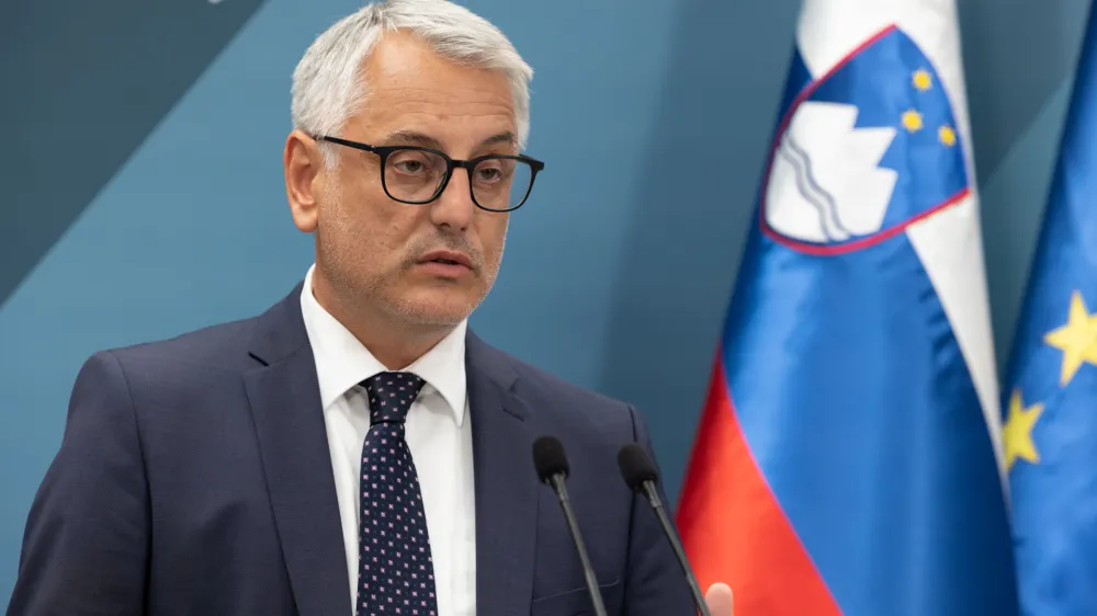 Ljubljana, Vlada RS.<br>Novinarska konferenca po redni seji vlade.<br>Minister za gospodarski razvoj in tehnologijo Matjaz Han.