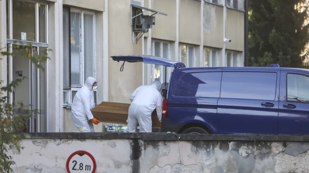 ﻿- Bolnica Petra Držaja v Šiški – prostori za covid bolnike - pogrebna služba, mrtvi, krsta - 03.11.2020 - 30 dnevna epidemija Koronavirus COVID-19 v Sloveniji – Covid bolniki so nameščeni na petih lokacijah po Ljubljani, in sicer na infekcijski kliniki, ortopedski kliniki, novi pediatrični kliniki, stari pediatrični kliniki in v bolnišnici Petra Držaja //FOTO: Jaka Gasar