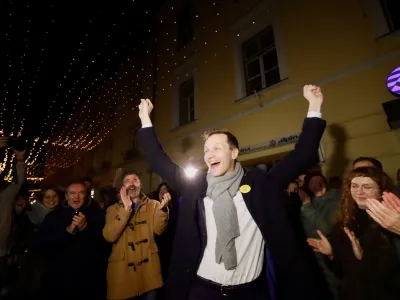 Zmagoslavje Matije Kovača v središču Celja, kjer mu je čestital tudi Bojan Šrot, ki se po 24 letih županovanja poslavlja.