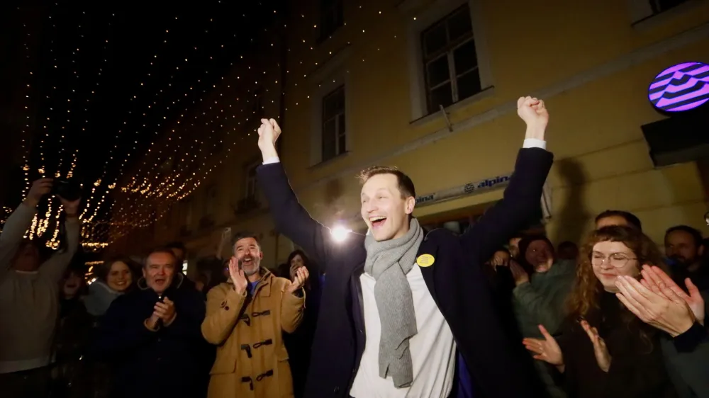 Zmagoslavje Matije Kovača v središču Celja, kjer mu je čestital tudi Bojan Šrot, ki se po 24 letih županovanja poslavlja.