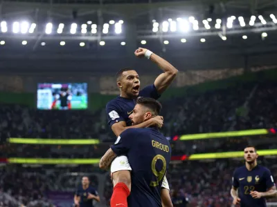 Olivier Giroud je z golom proti Poljski postal najboljši strelec francoske reprezentance v zgodovini (52), Mbappe pa z dvema najmlajši nogometaš v zgodovini, ki jih je na svetovnih prvenstvih skupno zabil devet.