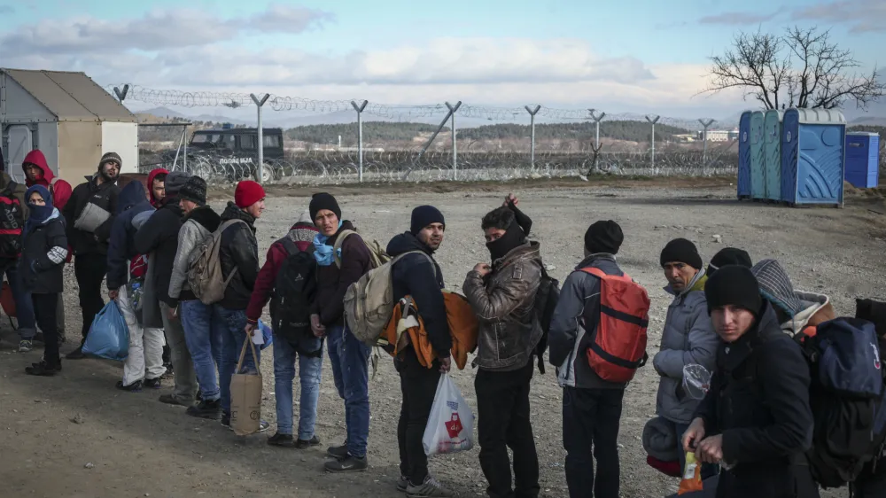 ﻿26.01.2016 -- Mejni prehod Idomeni/Gevgelija - glavna pot prek katere trenutno begunci iz Turčije in Grčije ter Balkana potujejo v Evropo<br><br><br><br> - Begunci 2016 - migracije po zahodni balkanski poti - migracijska pot beguncev iz Sirije, Afganistana in Iraka čez Balkan proti zahodni Evropi - evropska begunska kriza - migranti -    ///FOTO: Luka Cjuha
