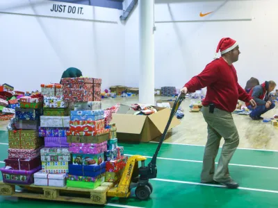 ﻿- 14.12.2014 - Dobrodelna akcija Božiček za en dan - darila za otroke iz socialno ogroženih družin, ki so se znašli na seznamu akcije in katerim 	so se dobri ljudje po vsej državi odločili polepšati praznični čas ob koncu leta. - dobrodelnost - <br><br><br><br>//FOTO: Bojan Velikonja