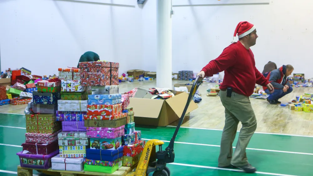 ﻿- 14.12.2014 - Dobrodelna akcija Božiček za en dan - darila za otroke iz socialno ogroženih družin, ki so se znašli na seznamu akcije in katerim 	so se dobri ljudje po vsej državi odločili polepšati praznični čas ob koncu leta. - dobrodelnost - <br><br><br><br>//FOTO: Bojan Velikonja