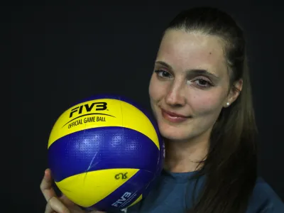 ﻿- 17.08.2019 - Iza Mlakar, odbojkarica - odbojkarica ekipe Nove KBM Branik, podpisala enoletno pogodbo z italijansko ekipo Igor Volley Novara, //FOTO: Jaka Gasar