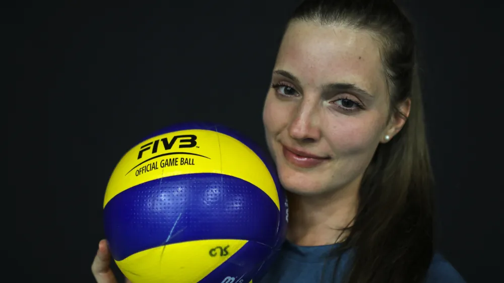 ﻿- 17.08.2019 - Iza Mlakar, odbojkarica - odbojkarica ekipe Nove KBM Branik, podpisala enoletno pogodbo z italijansko ekipo Igor Volley Novara, //FOTO: Jaka Gasar