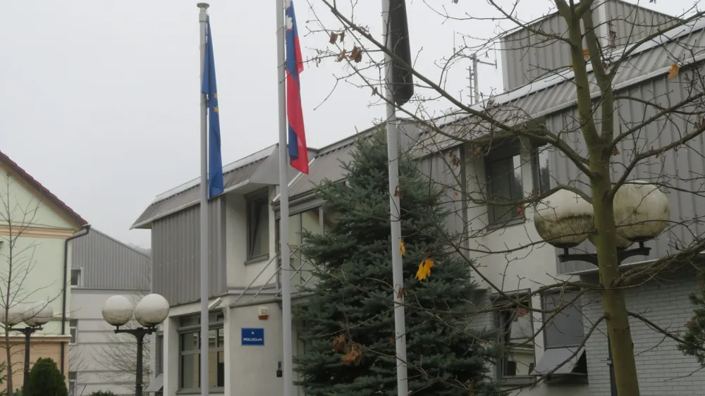 Pred policijsko postajo Kr&scaron;ko so včeraj izobesili črno zastavo. F Dragana Stanković