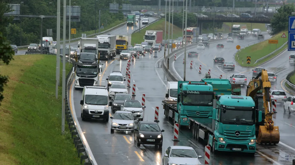 iz smeri Tomačevo - Beigrad, kolone - zgočen promet- 20.06.2016 - Severna ljubljanska obvoznica - poletna obnova razsvetljave in vozične konstrukcije na obeh smernih vozičih med kroičem Tomačevo in Celovko cesto - //FOTO: Bojan Velikonja