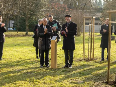 Rektor Univerze v Ljubljani in prorektor Univerze v Jamanašiju ob spominski plošči v novem drevoredu japonskih češenj 