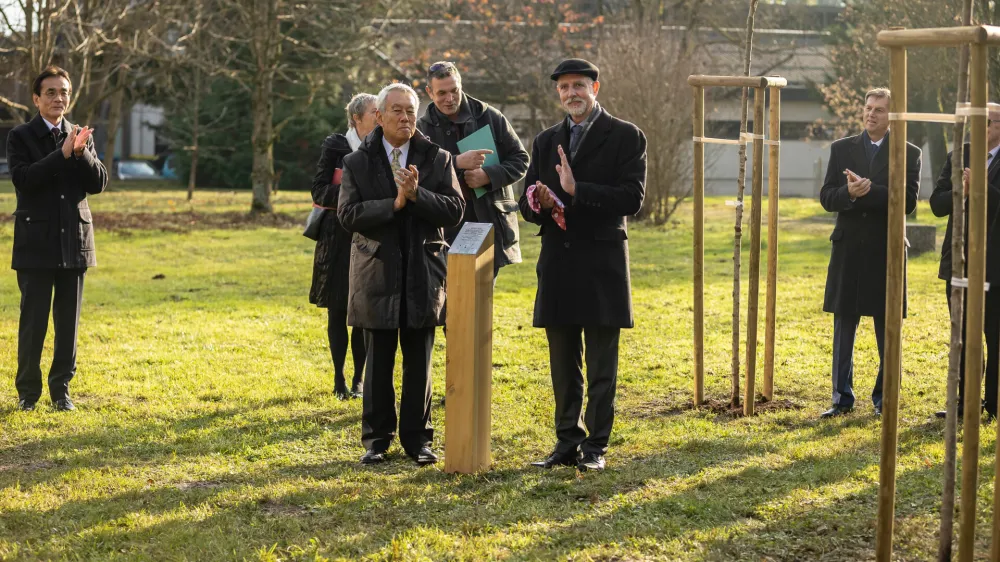 Rektor Univerze v Ljubljani in prorektor Univerze v Jamanašiju ob spominski plošči v novem drevoredu japonskih češenj 