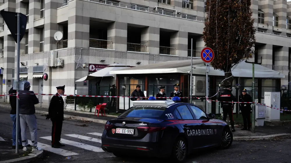 V nedeljo dopoldne je 57-letni mo&scaron;ki na sestanku s sosedi začel nenadzorovano streljati. Ubil je tri, &scaron;tiri pa ranil.&nbsp;